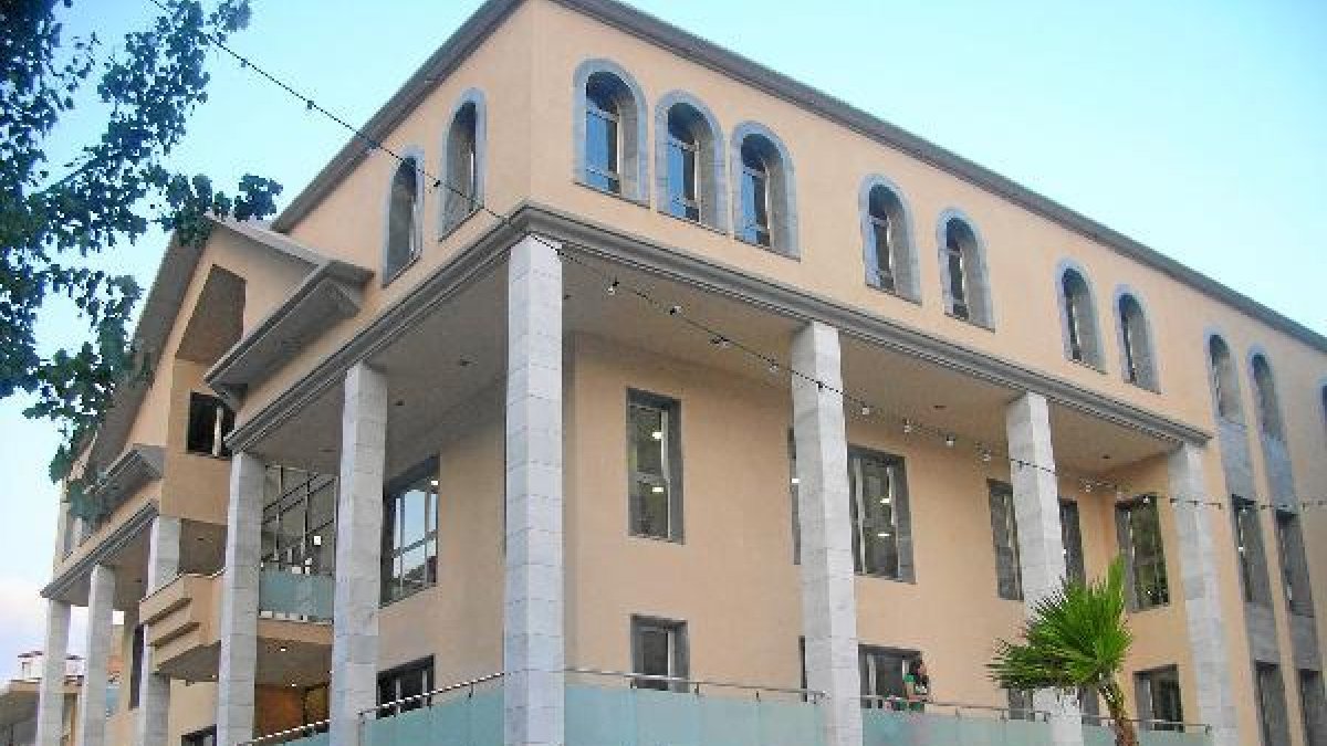 Fachada del ayuntamiento de Macael, situado en pleno centro del casco urbano.