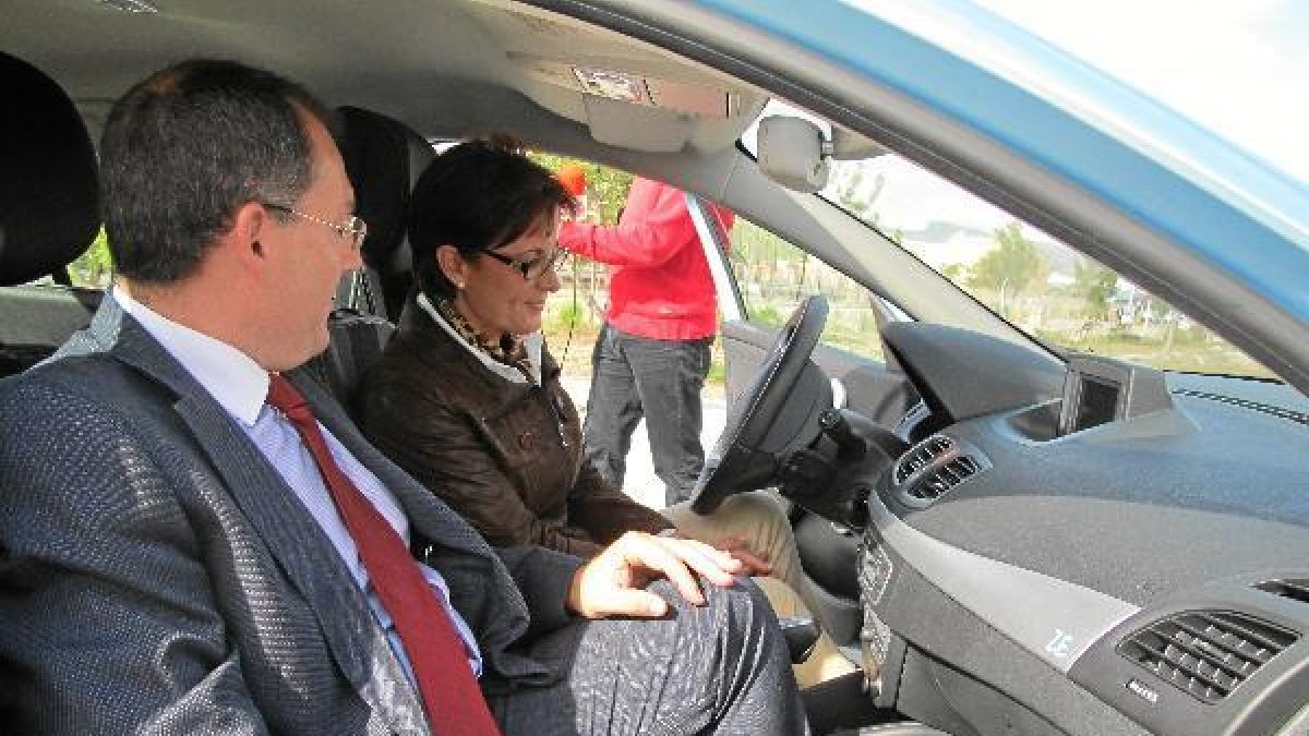 La delegada en un vehículo de mayor eficiencia energítica y de los que se ha subvencionado la compra