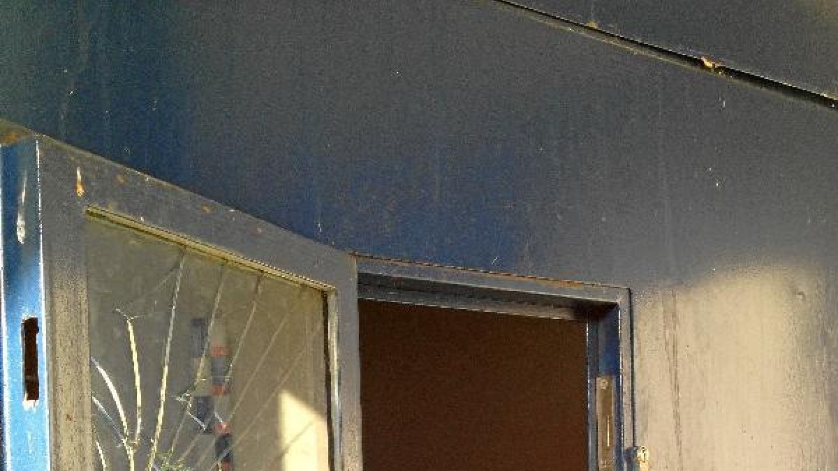 Ventanilla de la comisaría de Vera por la que se escaparon los detenidos