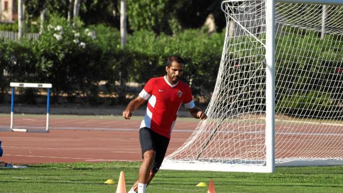José Verza no sabe si seguirá en el Almería.