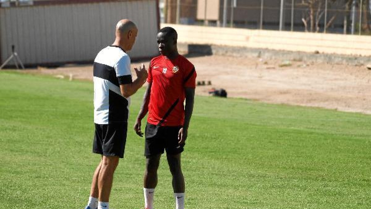 Miguel Rivera, hablando con Stanley Okoro.