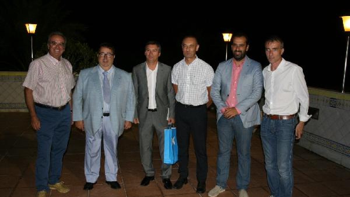 Miembros de la asociación La Caixa con el concejal de Deportes.