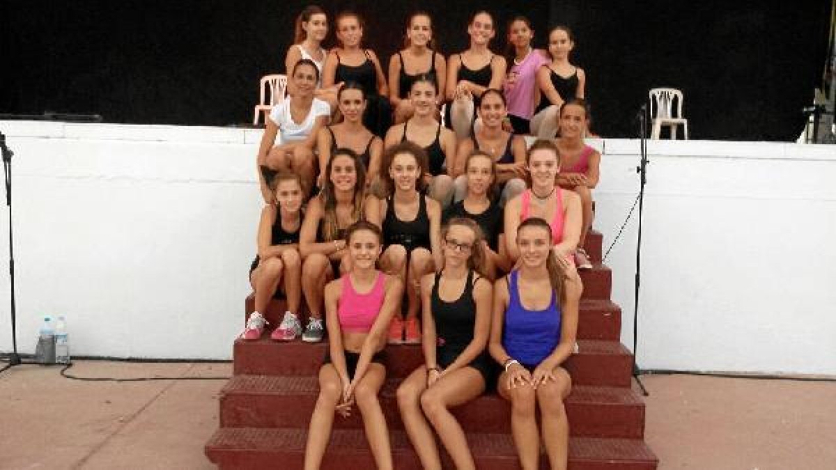 Equipo de bailarinas que actuará esta noche en Vera.