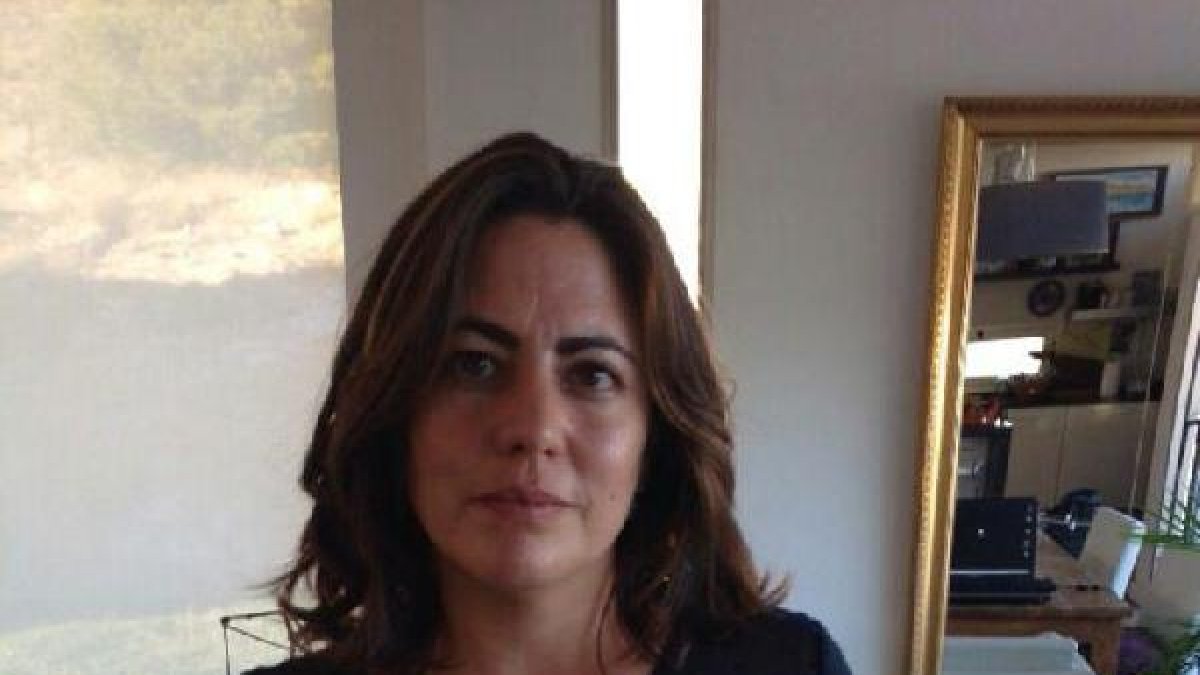La madre de Jacinto posa con la obra escrita por la abuela.