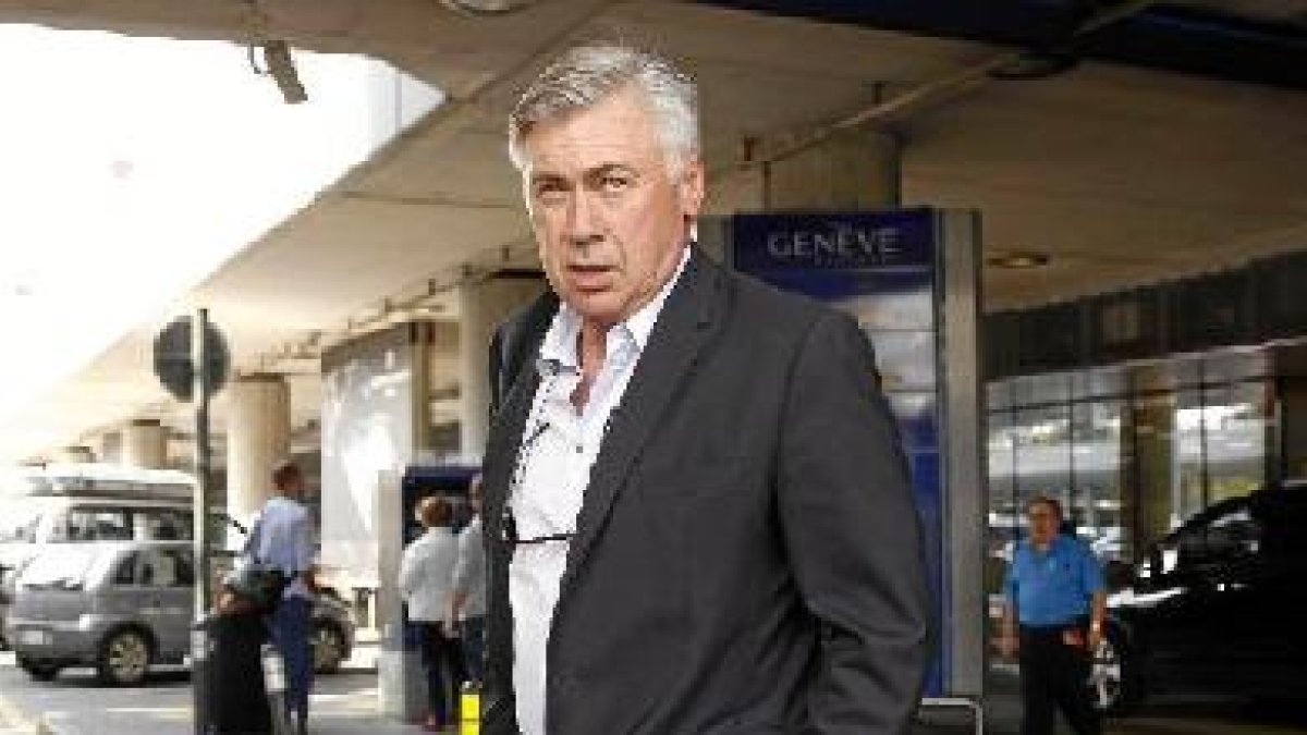 carlo Ancelotti prepara soluciones.