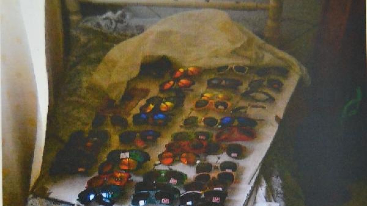 Gafas de sol sobre una de las camas del piso.