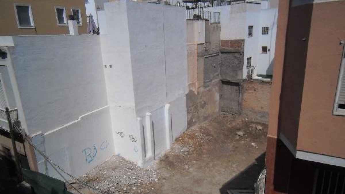 Solar despojado de matorrales y basura