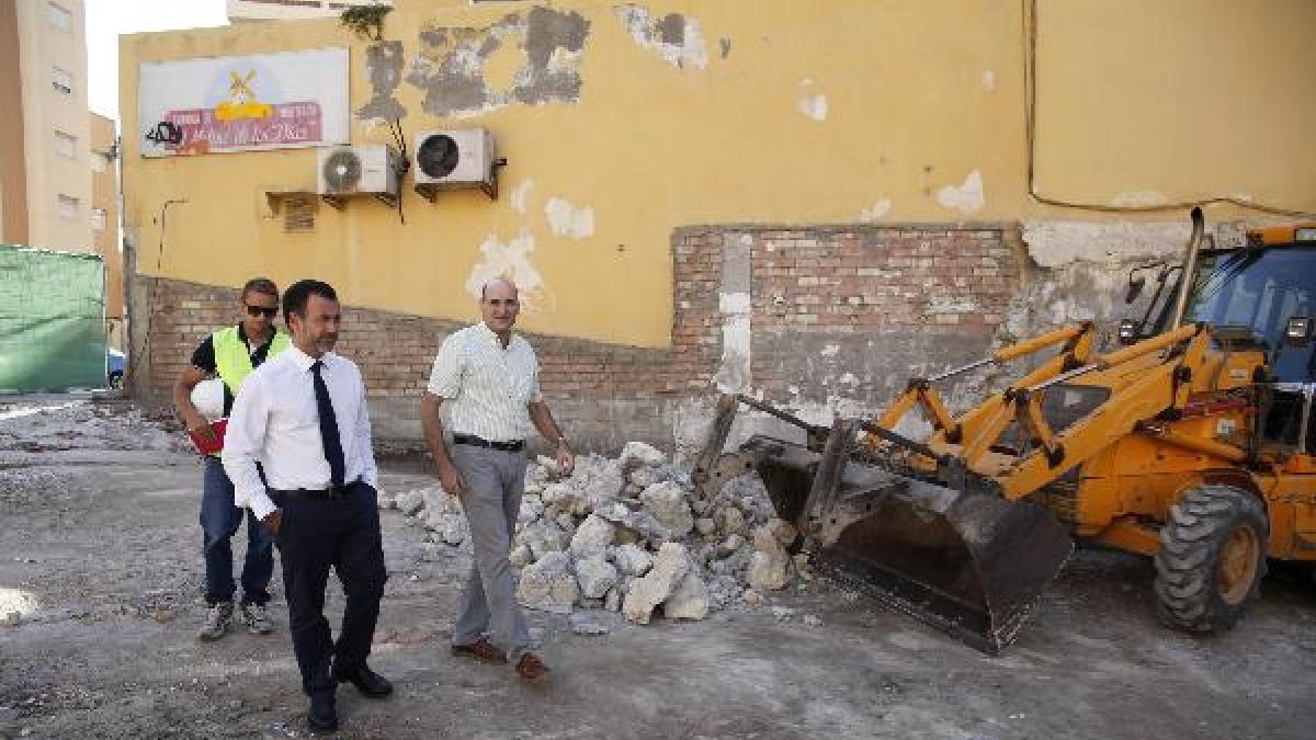 El concejal Pablo Venzal visita las obras del derribo del muro en la plaza Carabineros.