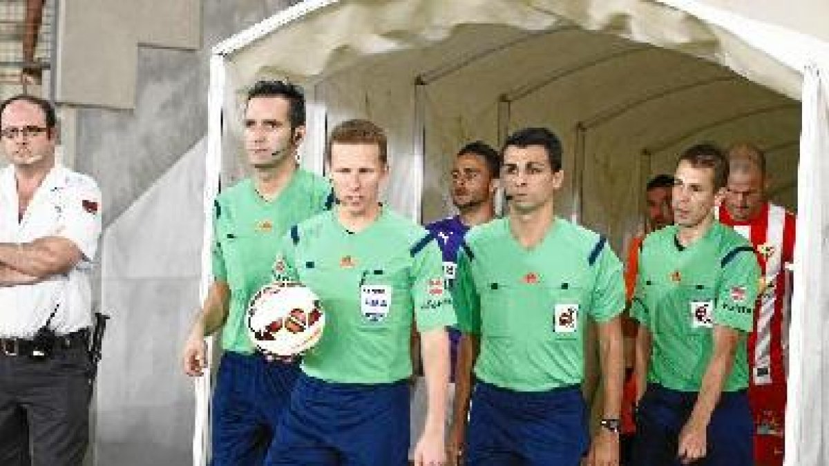 Hasta el árbitro iba de verde, color de la esperanza, en el estreno.