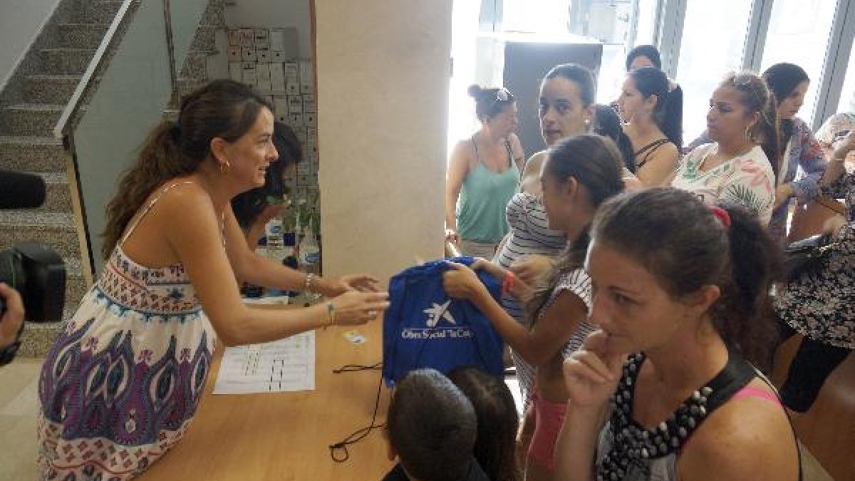 La concejal Aránzazu Martín en el reparto del material escolar.