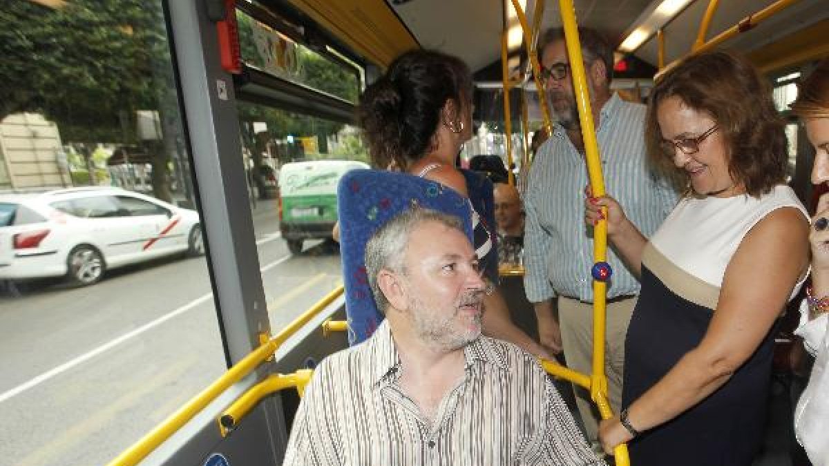 La concejal María Muñiz, en autobús urbano.