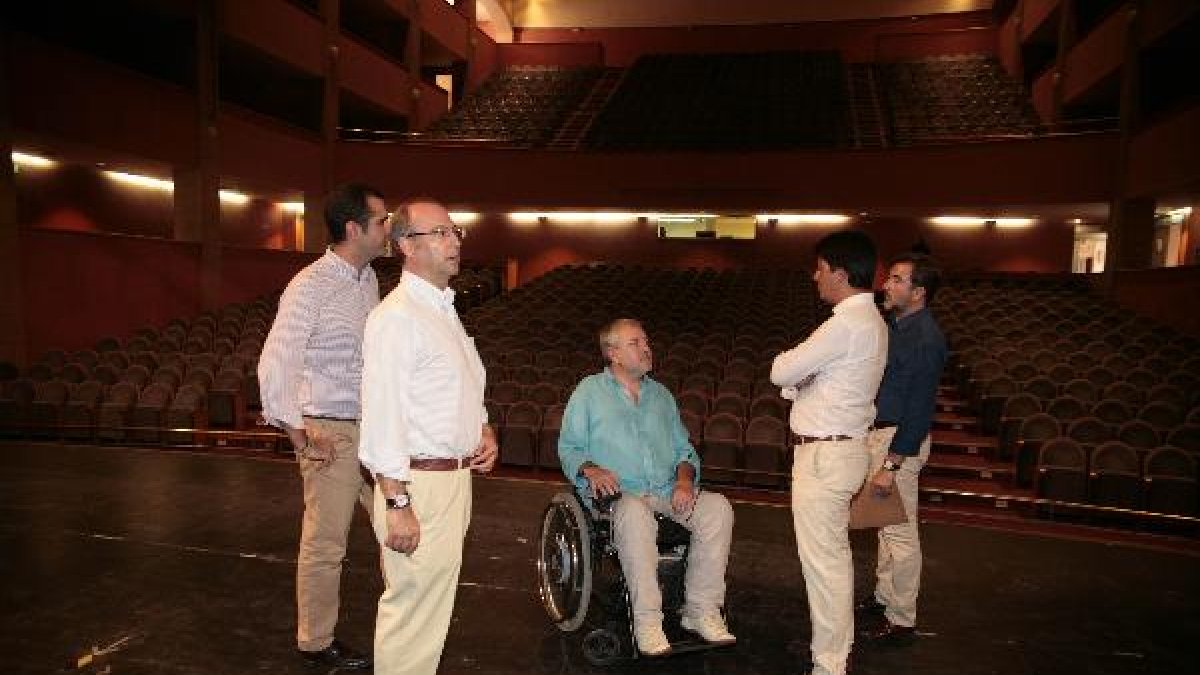 El alcalde visita las obras de adecuación del Auditorio Maestro Padilla.