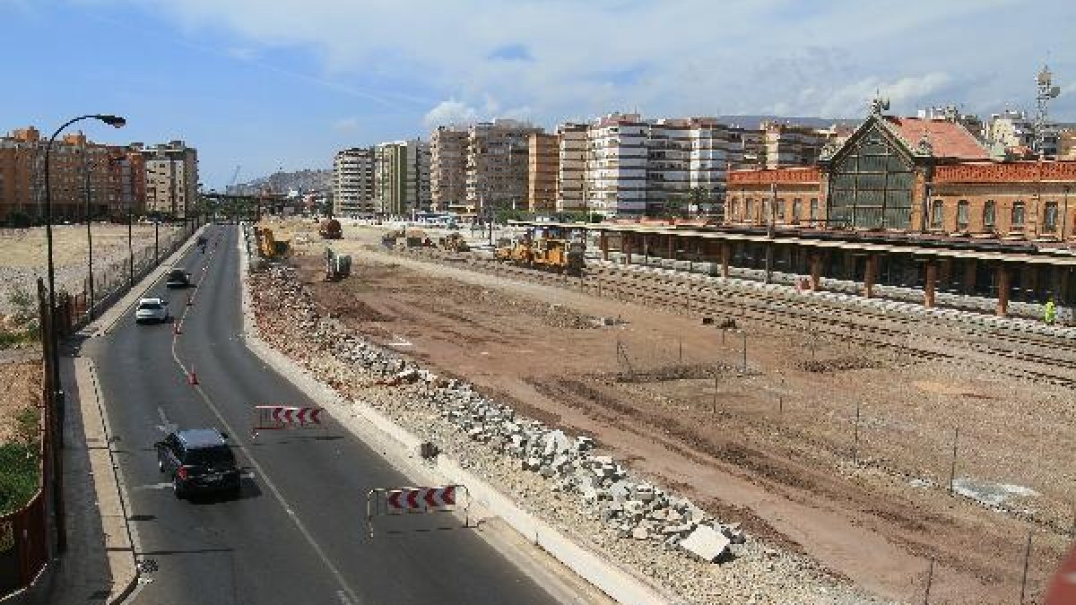 Imagen del derribo del muro perimetral del Parque de la estación.