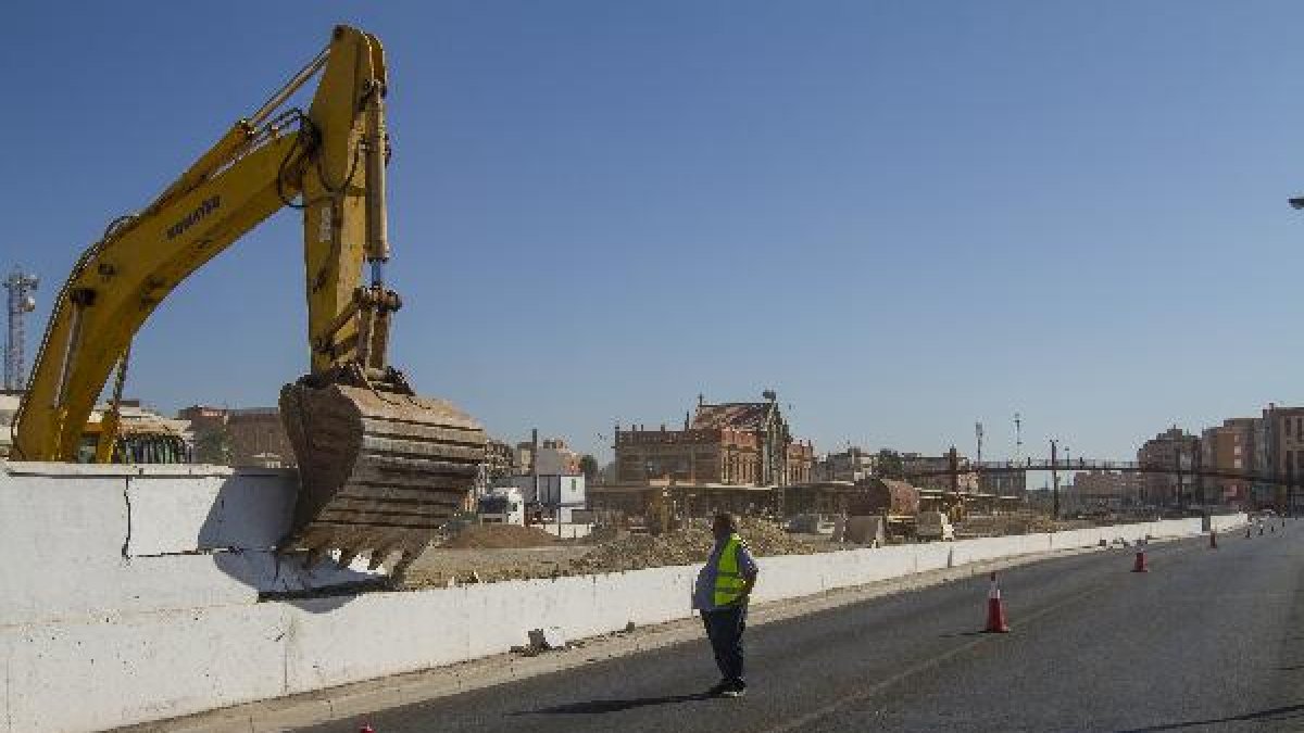 Derribo del muro para el futuro Parque de la Estación por la Carretera de Sierra Alhamilla
