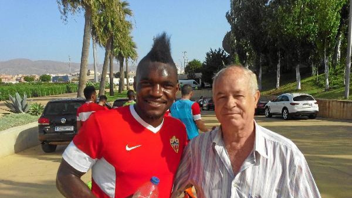 Thievy con Antonio León tras un entrenamiento del Almería.