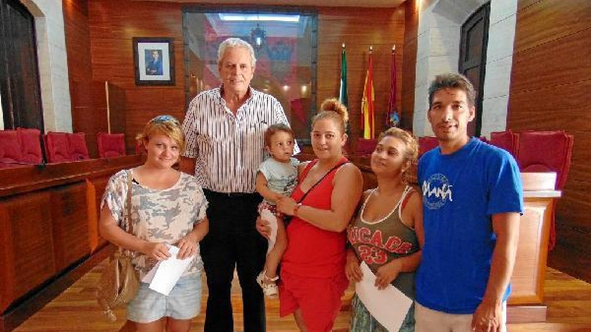 El alcalde con una familia