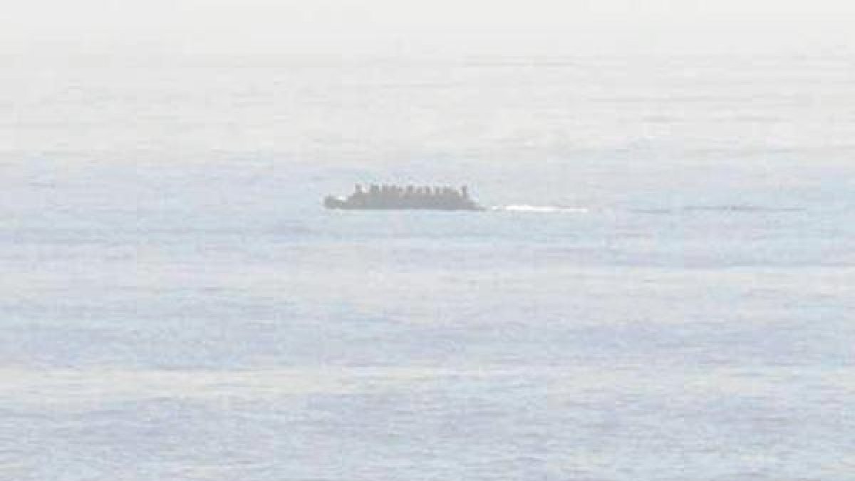 Patera localizada por la Armada esta semana en Alborán.