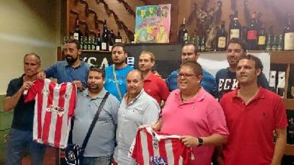 Directivos del Poli y Club Natación en la puesta de largo.