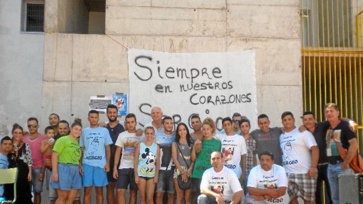 Algunos de los participantes y asistentes ayer al homenaje en el colegio La Chanca