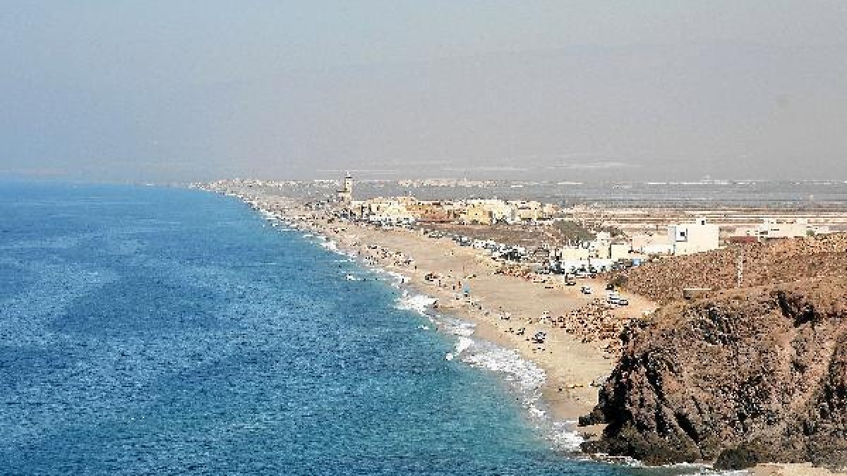 La Fabriquilla en primer término y el barrio de Cabo de Gata, al fondo.