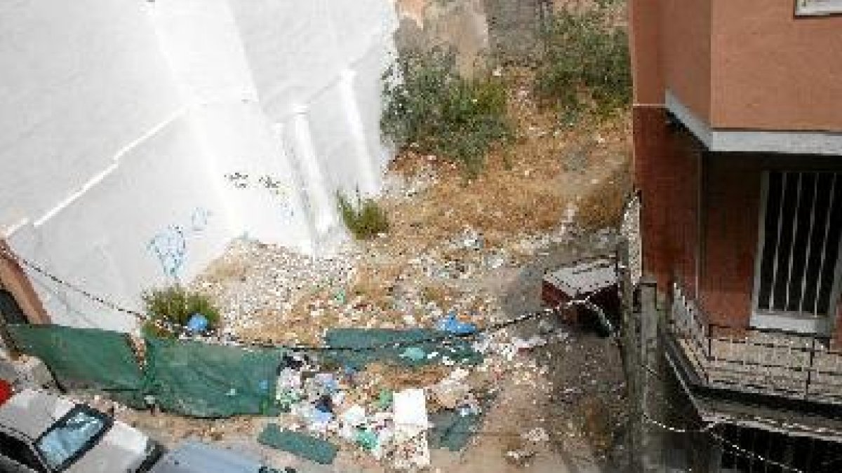 Abandono y suciedad son las vistas que los vecinos contemplan desde sus casas.