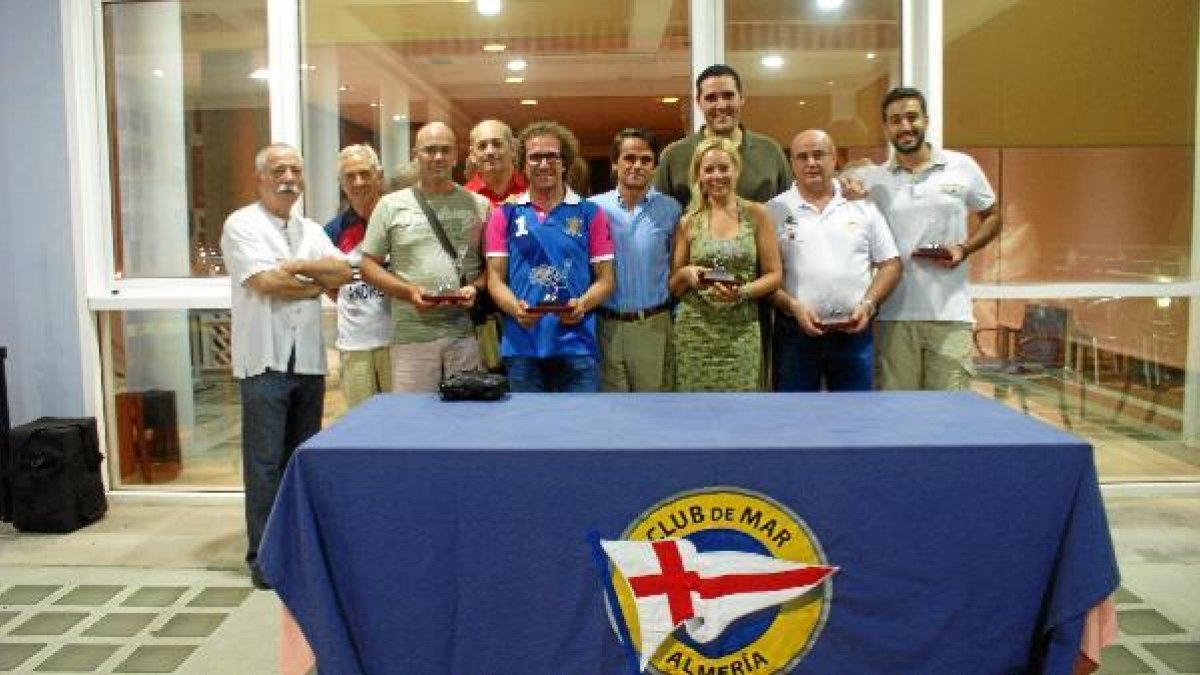 El concejal de Deportes con los vencedores.