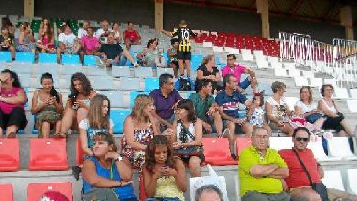 Las gradas de la Ciudad Deportiva se vieron muy concurridas.