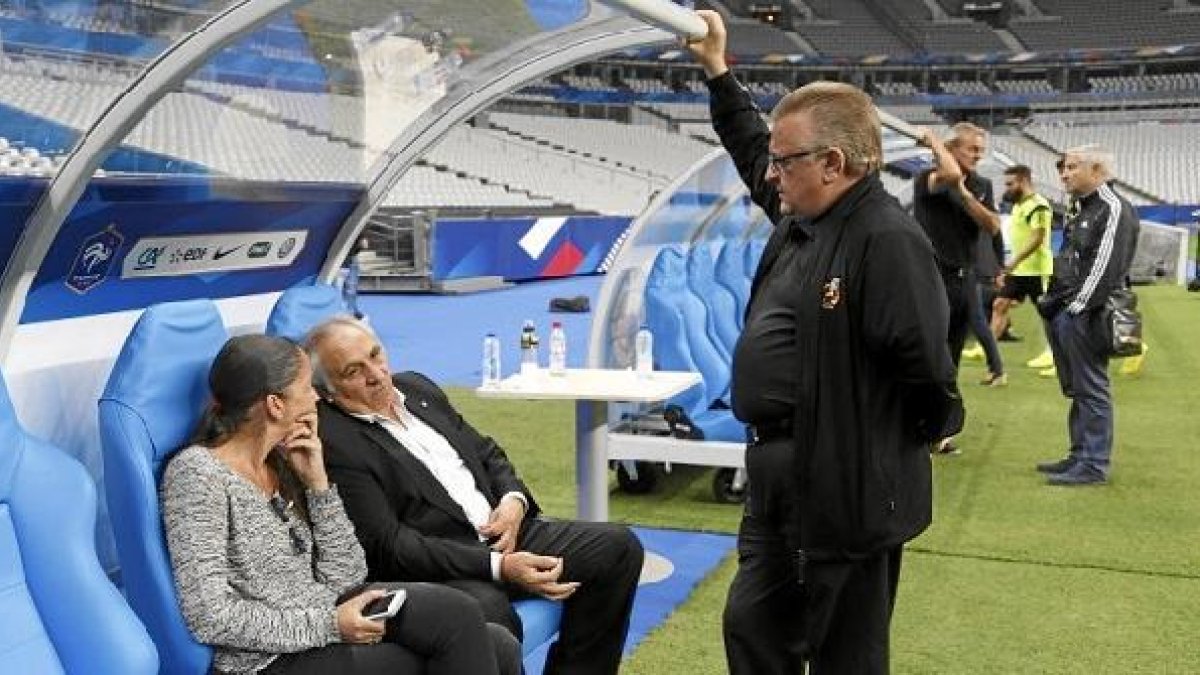 El presidente del Almería hablando de fútbol con la expedición de la Selección Española.