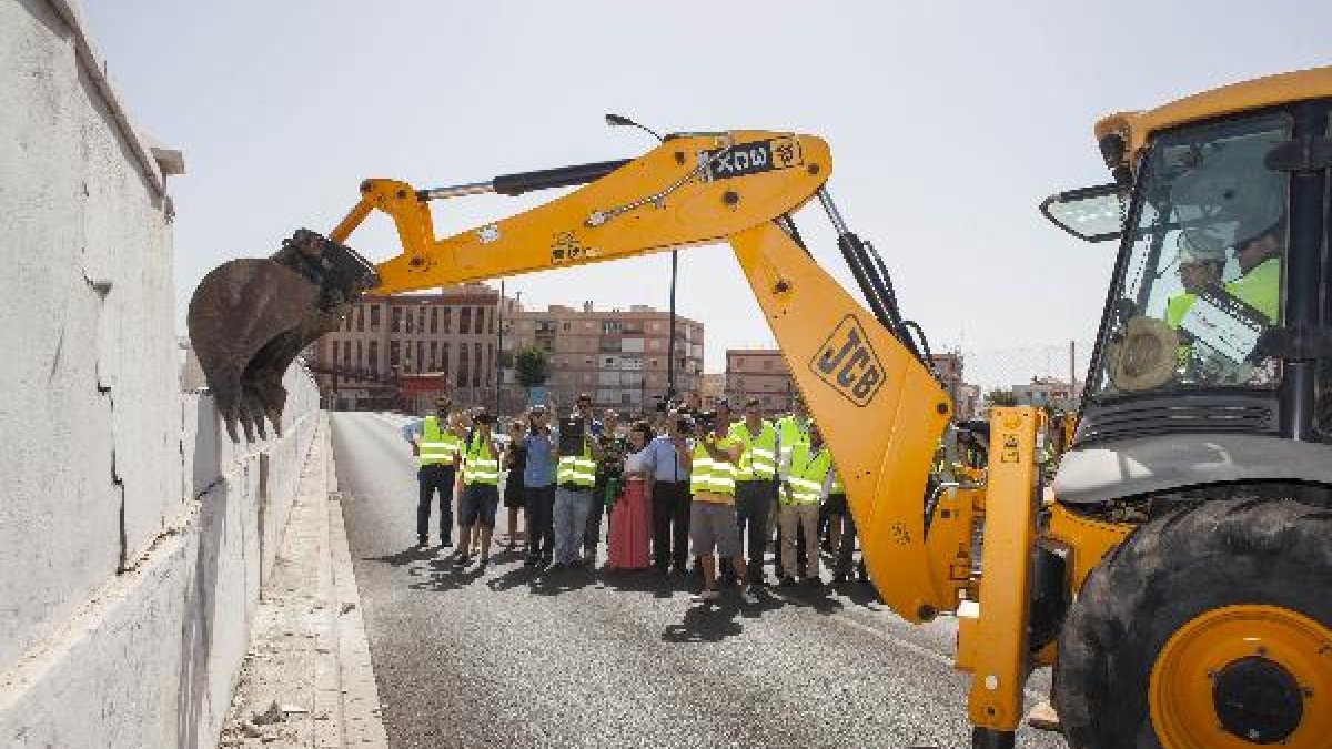 Una máquina derriba parte del muro en una primera fase de la obra.