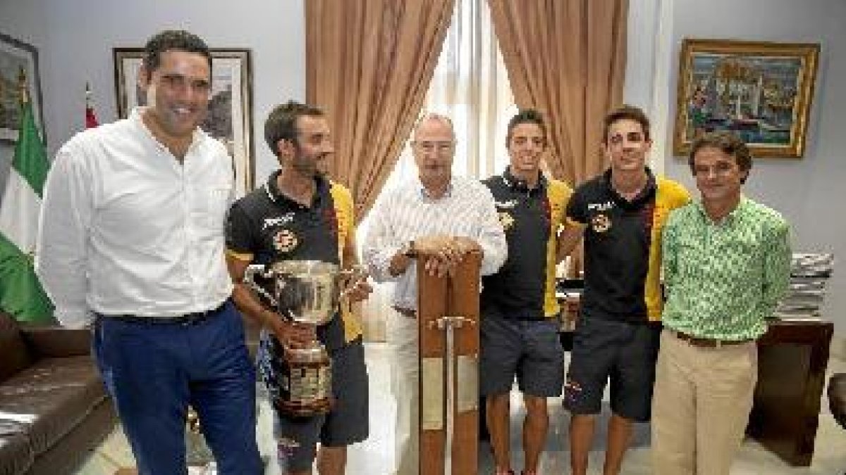 Los campeones con el alcalde y el concejal.