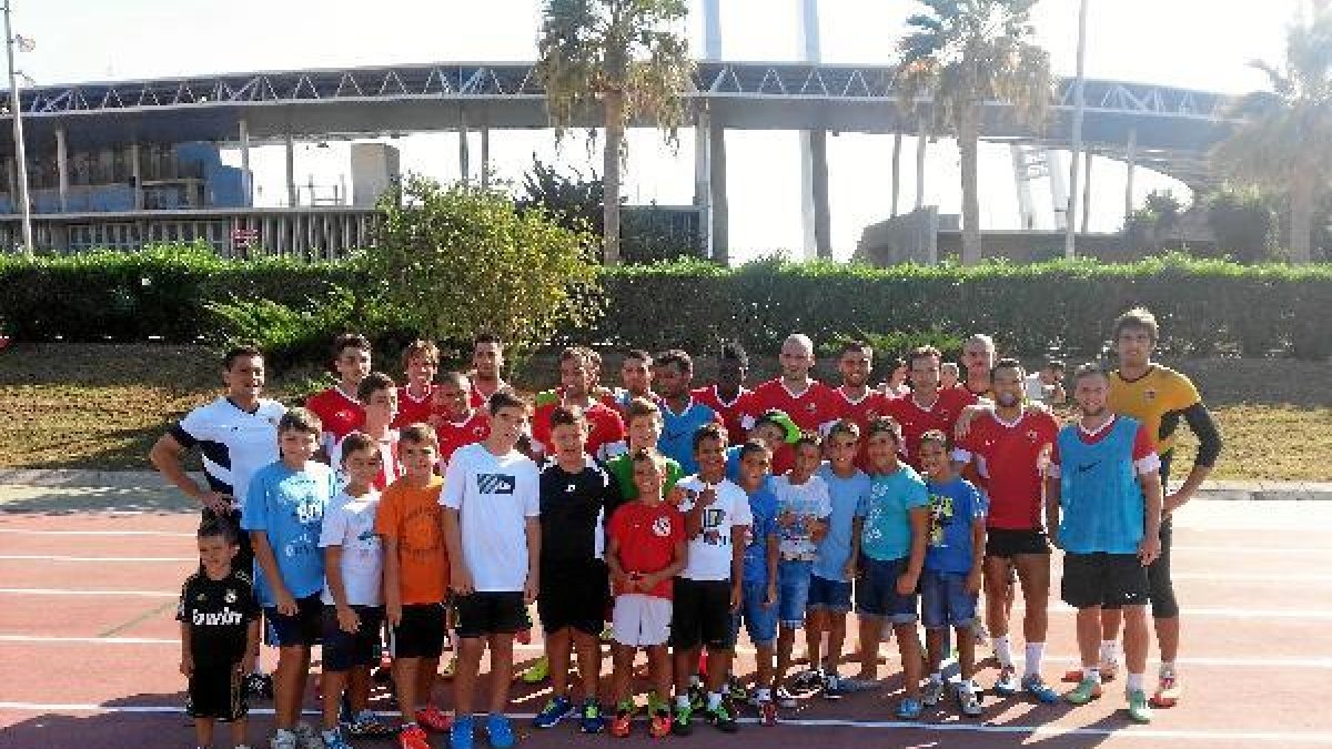 Foto de familia con Francisco y la plantilla rojiblanca de los niños de la AD Huércal alevín B.