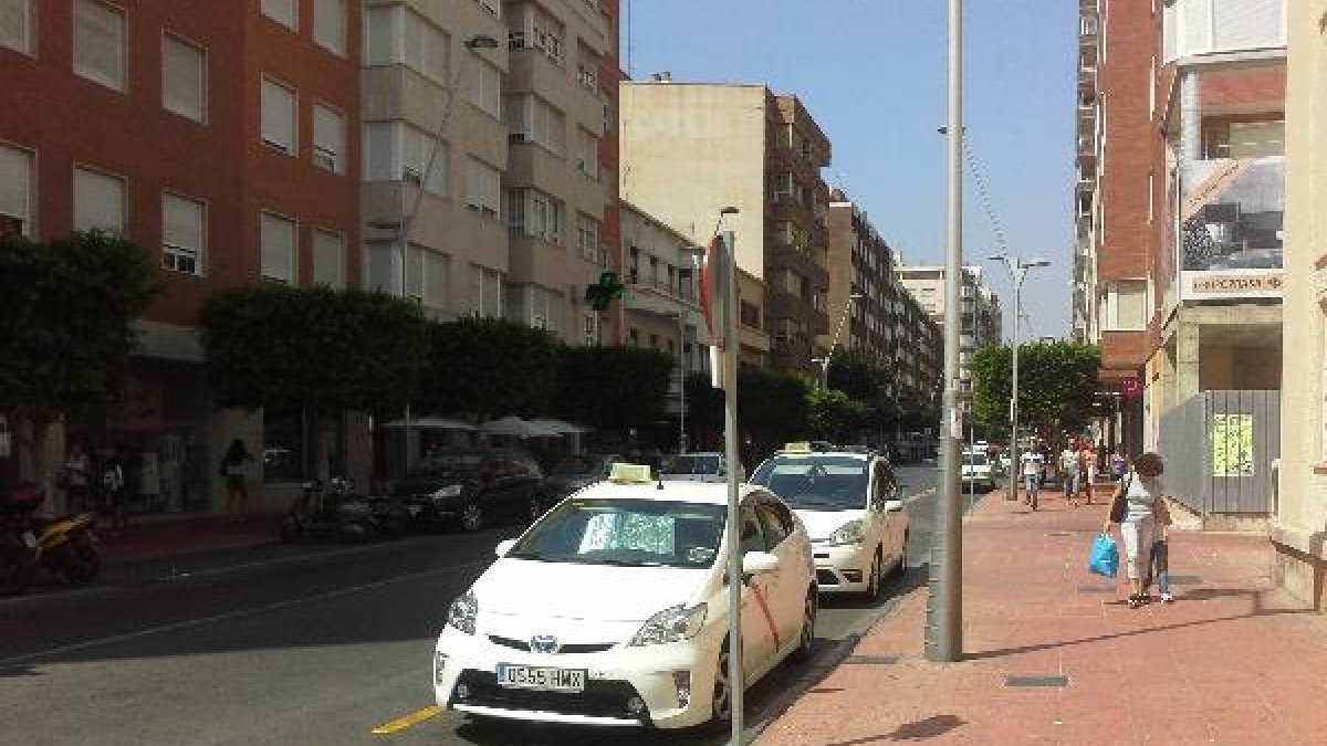 Parada de taxi en la avenida de la Estación.