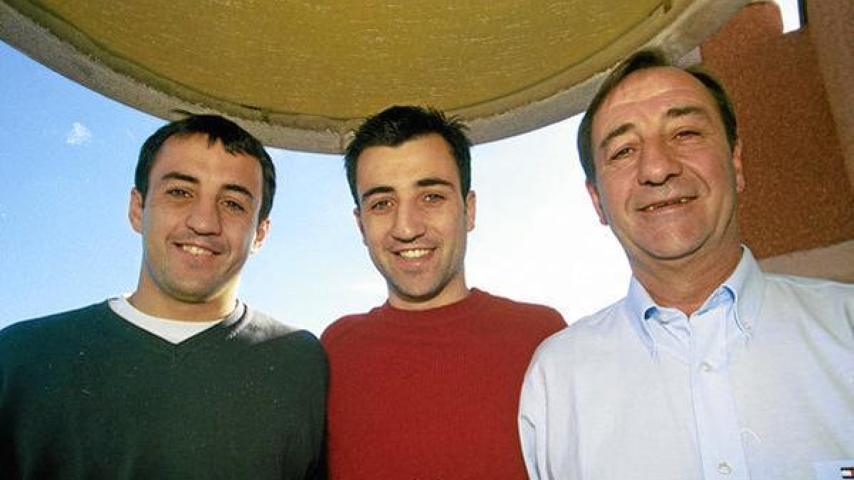 Quique Costas con sus dos hijos.