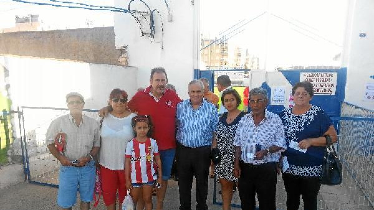 Alfonso García con Baldomero Titos, Mónica Ruiz y peñistas rojiblancos.