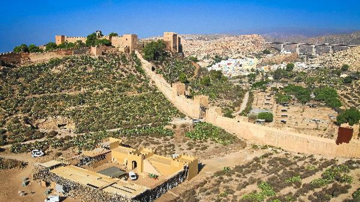 Vista general de los decorados que se están levantando en La Hoya.