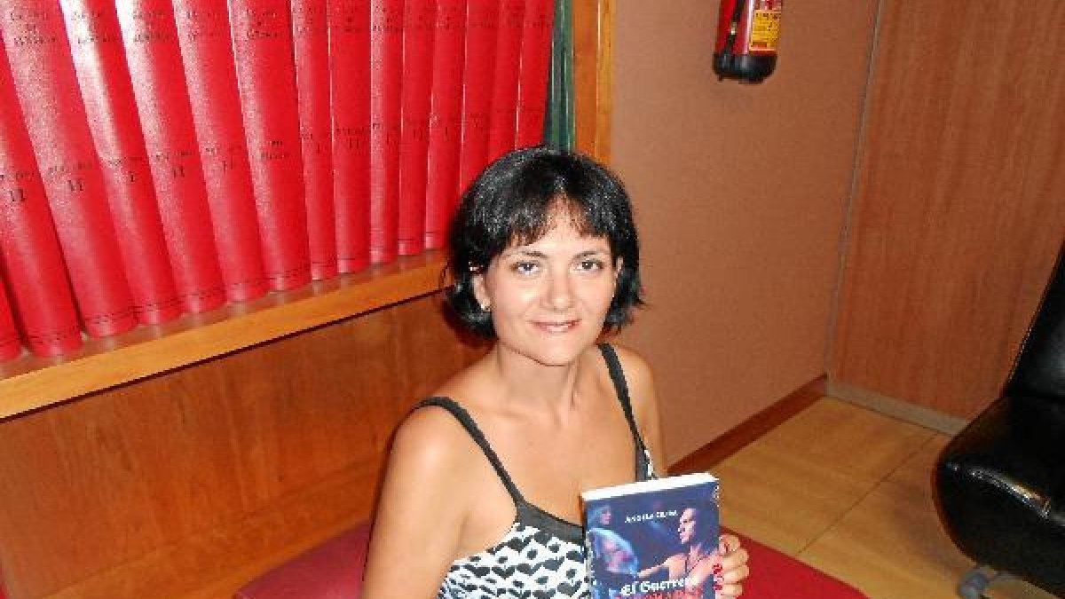 Ángela Oliva muestra un ejemplar de ‘El guerrero indomable’, de Círculo Rojo.