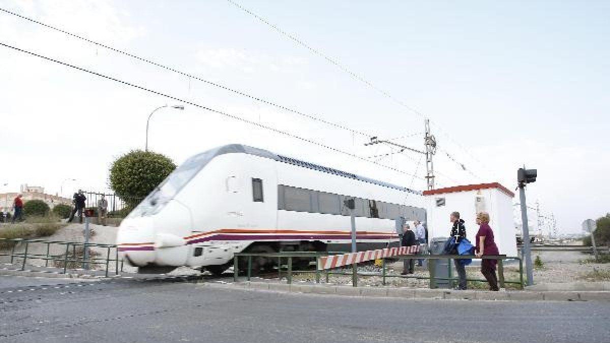 Un tren cruza el paso a nivel de El Puche en la capital.