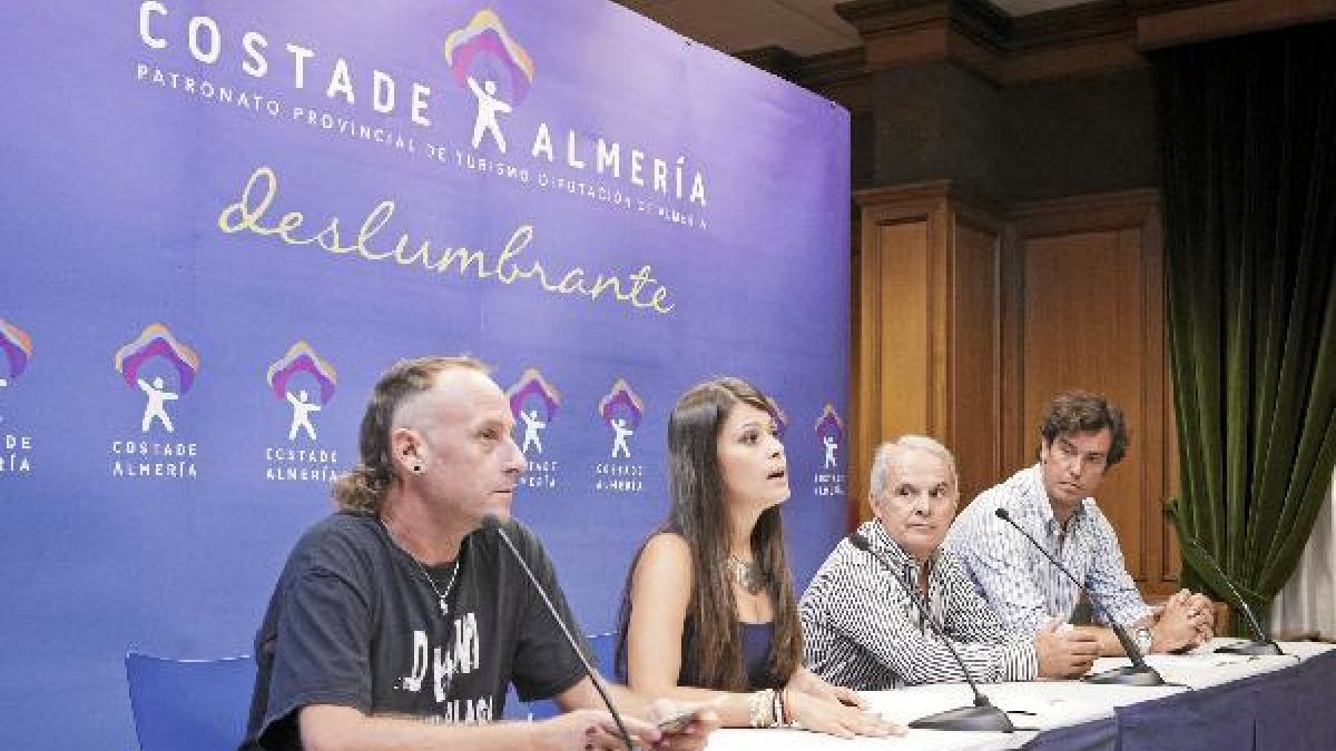 La diputada Ángeles Martínez y otras personalidades en la presentación de la actividad.