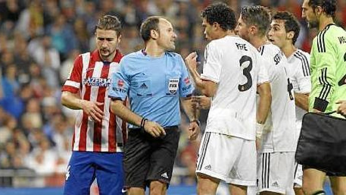 Otro dery más para el colegiado valenciano.
