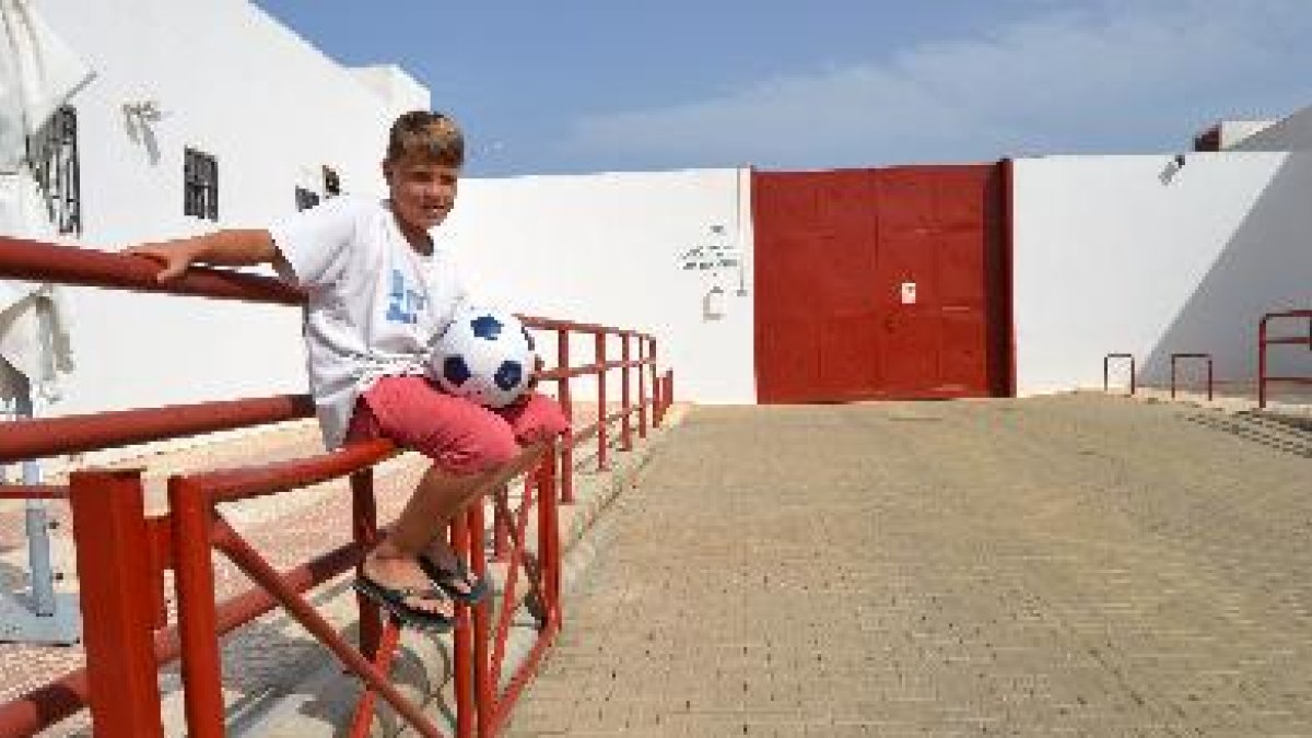 Elías Romero ante la Puerta de caballos de Roquetas.