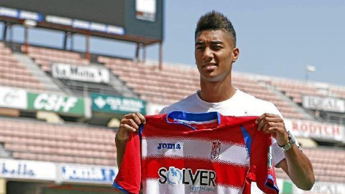 Eddy mostrando la camiseta del Granada.