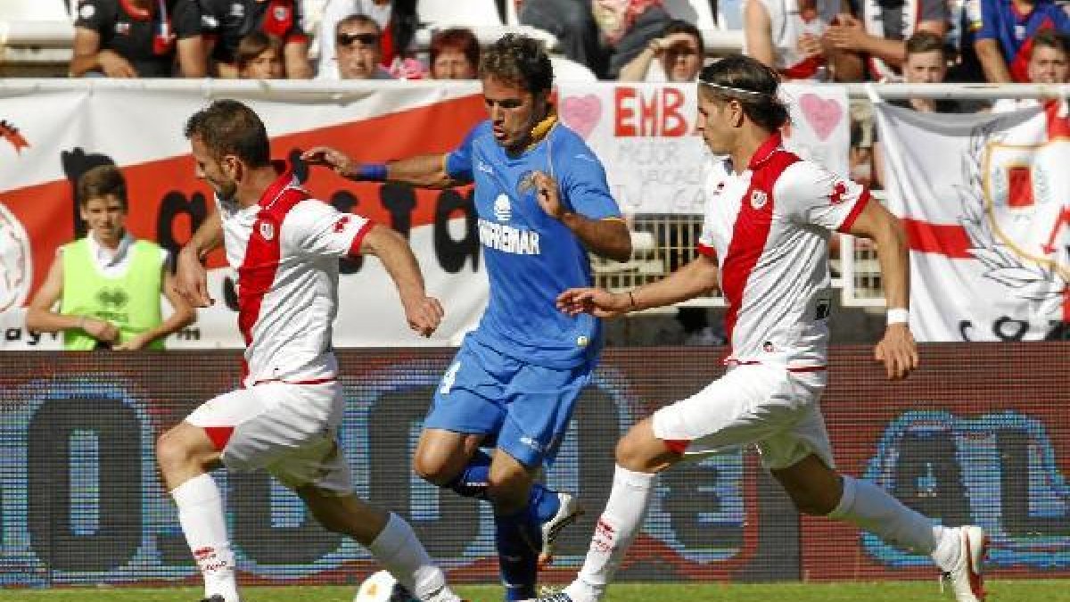 Pedro León en su último partido de azulón en Vallecas.