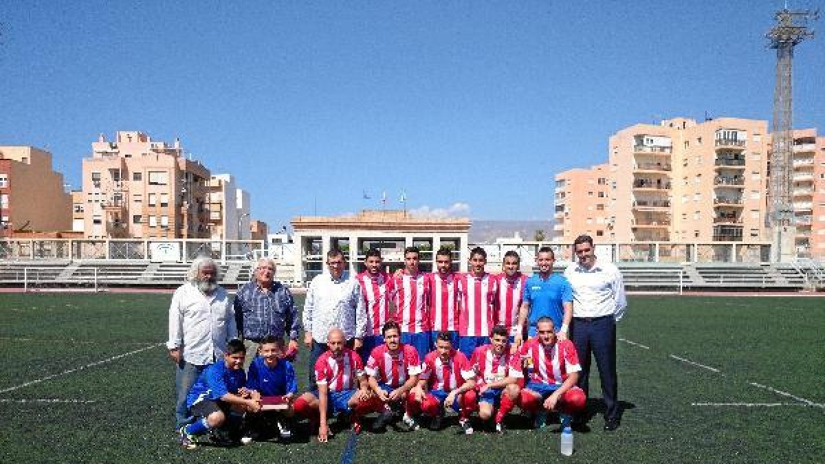 El Poli Almería rindiendo homenaje a Juanjo Alonso y Paco Amizián.