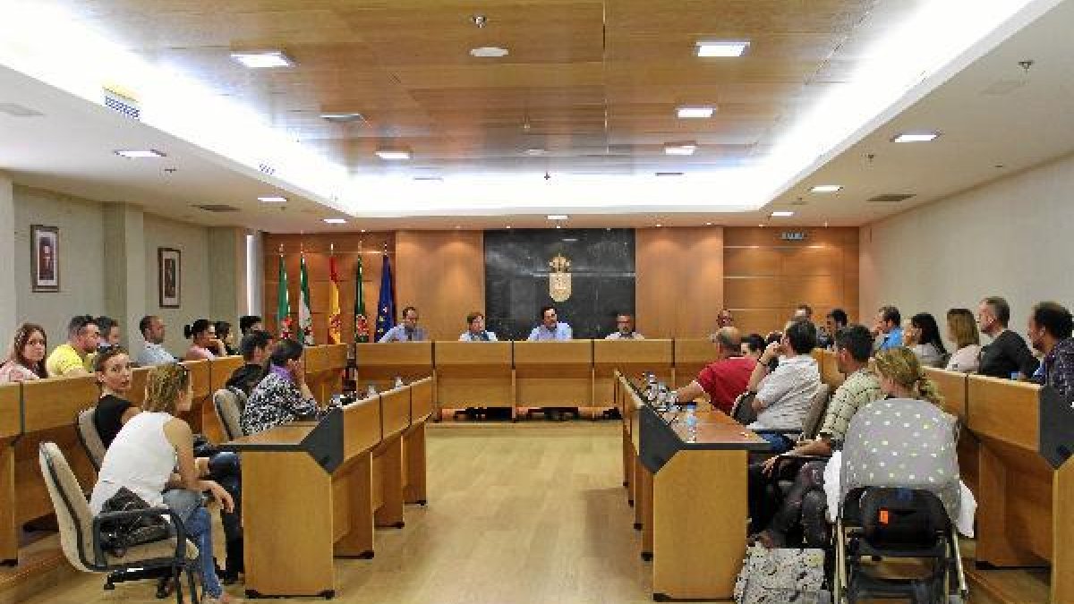 Imagen de una reunión celebrada en el Ayuntamiento con los padres este verano.
