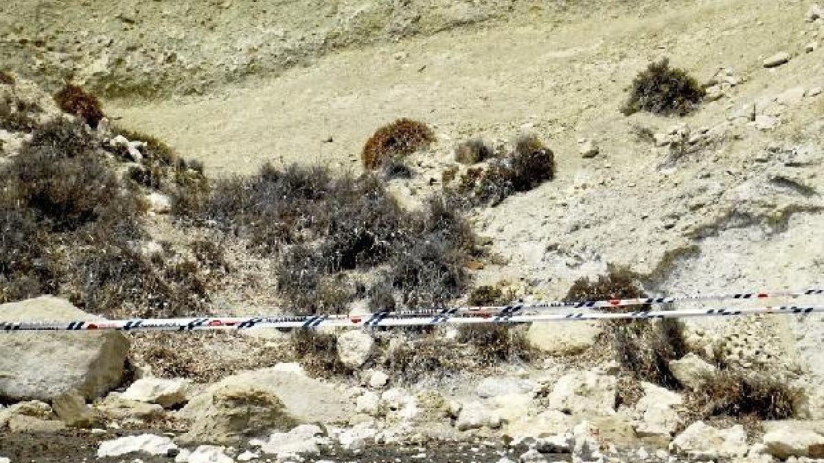 Zona precintada por la caída de rocas en la Cala Pitica.