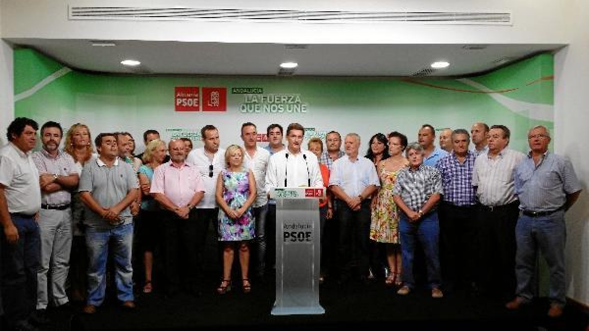 El secretario general del PSOE de Almería, José Luis Sánchez Teruel junto a miembros del partido.