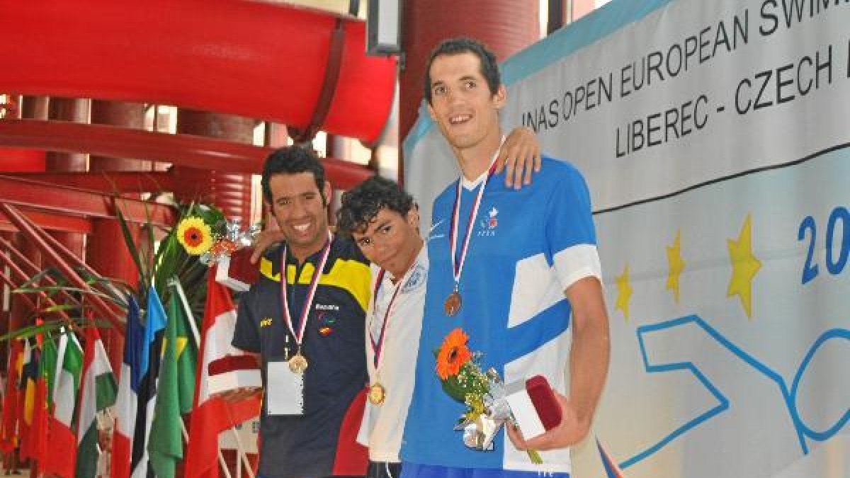 Luciendo la medalla de plata.