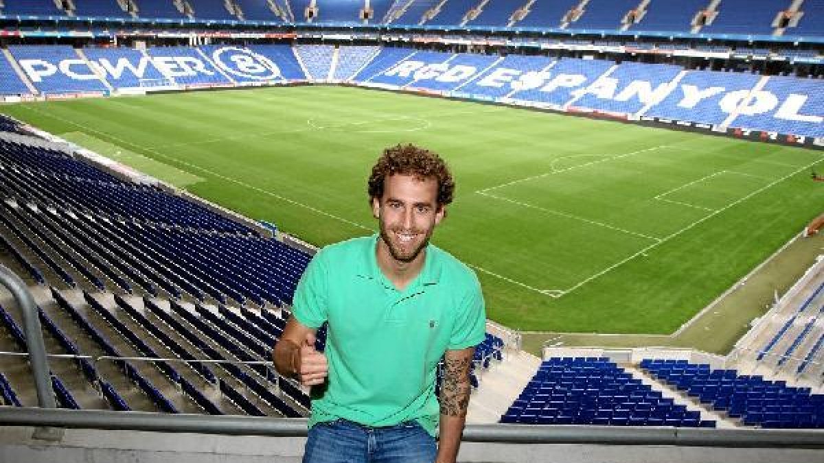 Cañas posando en su nuevo campo.