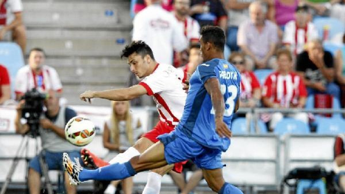 Ximo Navarro debutó en Getafe como lateral derecho del Almería.