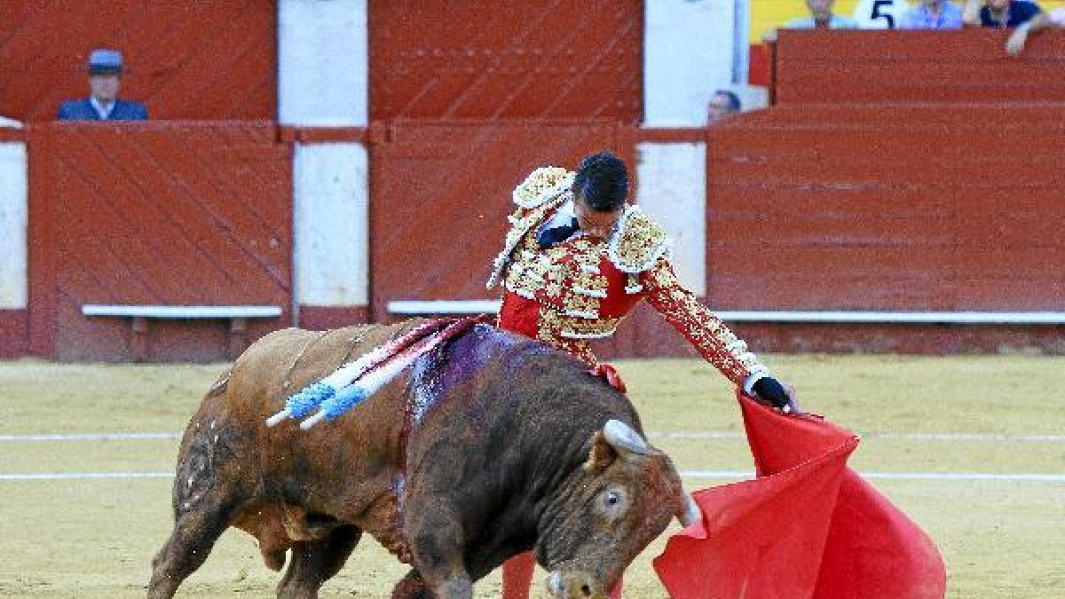 Faena en uno de los festejos taurinos de este año en la Feria de Almería